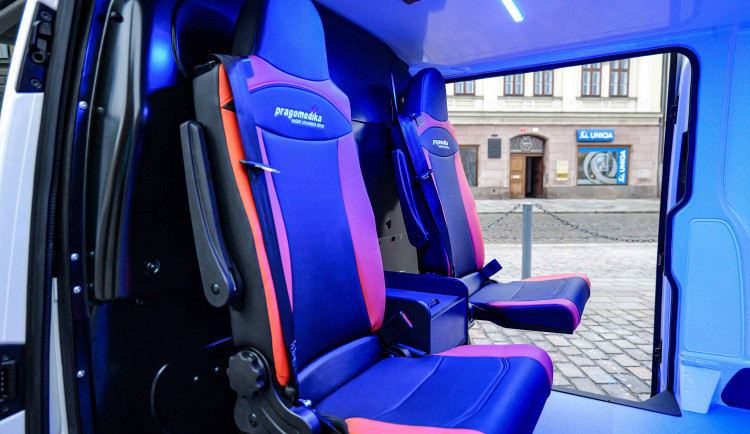 Strážníci mají nové a snadno omyvatelné auto pro převoz opilců na záchytku, ročně jich tam přepraví stovky