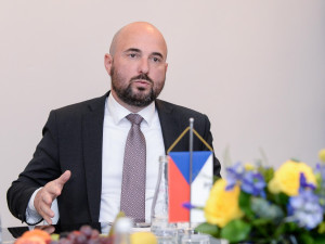 Drtivá většina Ukrajinců se u nás chová slušně, shodl se na schůzce primátor Plzně s ukrajinským velvyslancem