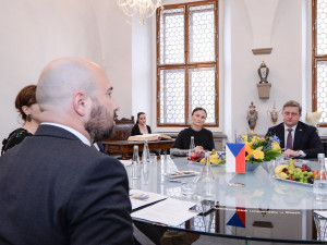 Drtivá většina Ukrajinců se u nás chová slušně, shodl se na schůzce primátor Plzně s ukrajinským velvyslancem