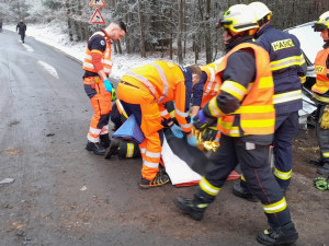 Ženu a malé dítě museli hasiči vyprostit z havarovaného auta, řidička dostala smyk a narazila do čtyř stromů