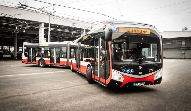 Nové velkokapacitní autobusy budou brázdit plzeňskými ulicemi. Cestující ještě letos svezou první tři vozy