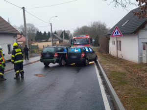 Západní Čechy zasáhla extrémní ledovka, policisté řeší větší množství nehod, problémy mají i hasiči