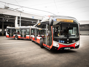 Nové velkokapacitní autobusy budou brázdit plzeňskými ulicemi. Cestující ještě letos svezou první tři vozy