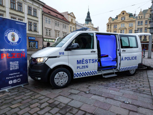 Strážníci mají nové a lehce omyvatelné auto pro převoz opilců na záchytku, ročně jich tam přepraví stovky