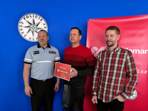 Zleva plk. Michal Krejbich (náměstek ředitele pro službu kriminální policie), Michal Houdek (oceněný), Jan Marek (ředitel projektu Gentleman silnic)