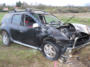 VIDEO: Žena zůstala po nárazu do stromu uvězněná v hořícím autě. Muž ji vysvobodil a nyní získal ocenění
