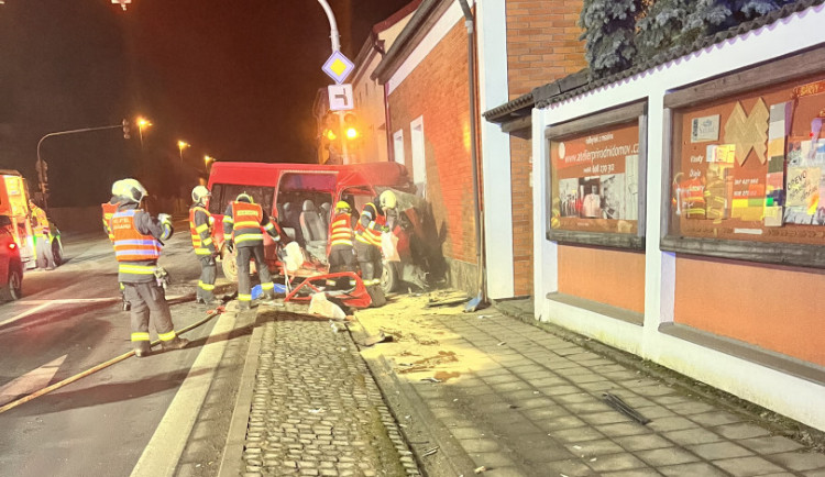 Na Rudolfovské havarovala dodávka do rodinného domu, řidiče museli vyprošťovat hasiči