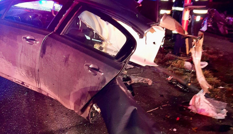 Tragická nehoda v Hrdějovicích: Na přejezdu se střetlo osobní auto s vlakem, jedna osoba srážku nepřežila