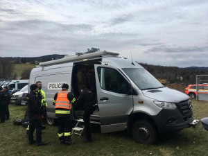 Policisté již druhý den pátrají po svém kolegovi, může mu jít o život. Do akce jsou zapojeny desítky mužů