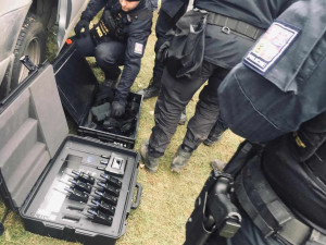 Policisté již druhý den pátrají po svém kolegovi, může mu jít o život. Do akce jsou zapojeny desítky mužů