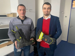 VIDEO: Vědci z Plzně vymysleli chytré boty a rukavice, které sledují polohu i bez GPS. Pomůžou hasičům