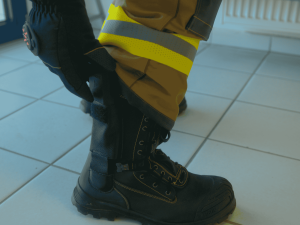 VIDEO: Vědci z Plzně vymysleli chytré boty a rukavice, které sledují polohu i bez GPS. Pomůžou hasičům