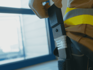 VIDEO: Vědci z Plzně vymysleli chytré boty a rukavice, které sledují polohu i bez GPS. Pomůžou hasičům