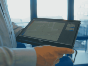 VIDEO: Vědci z Plzně vymysleli chytré boty a rukavice, které sledují polohu i bez GPS. Pomůžou hasičům