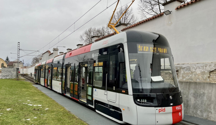 Nová luxusní tramvaj pro Prahu vyjela poprvé na zkušební trať v areálu plzeňského výrobce