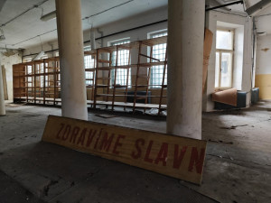 Podívejte se do útrob obří továrny na tkanice a stuhy z roku 1884, osud zchátralého objektu je stále nejasný