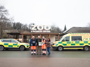 Záchranáři se převtělili do rolí ošetřovatelů v zoo, výsledkem je dobročinný kalendář