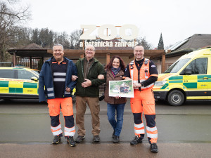 Záchranáři se převtělili do rolí ošetřovatelů v zoo, výsledkem je dobročinný kalendář