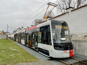 Nová luxusní tramvaj pro Prahu vyjela poprvé na zkušební trať v areálu plzeňského výrobce