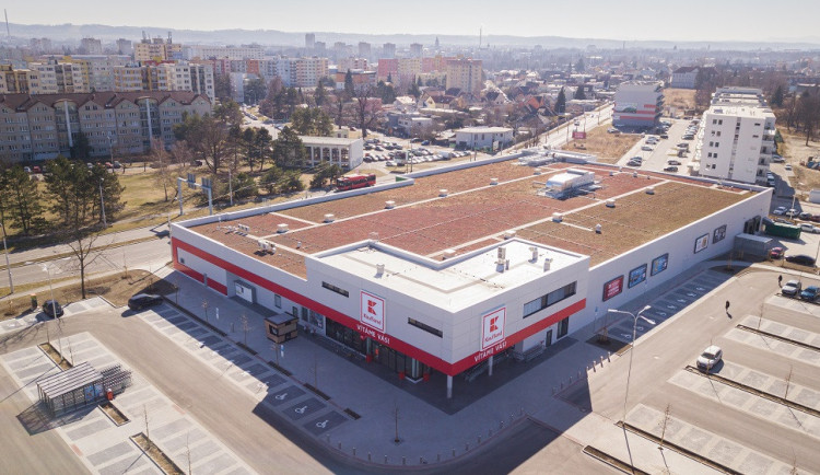 Zelenou střechu má například nedávno otevřený Kaufland v Českých Budějovicích