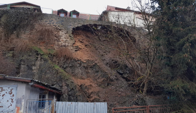 Část historické hradební zdi se sesunula v důsledku silného deště ve Stříbře na Tachovsku. A není to poprvé