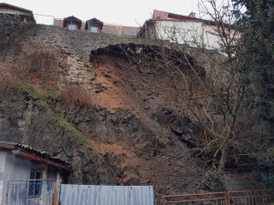 Část historické hradební zdi se sesunula v důsledku silného deště ve Stříbře na Tachovsku. A není to poprvé