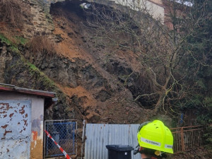 Část historické hradební zdi se sesunula v důsledku silného deště ve Stříbře na Tachovsku. A není to poprvé
