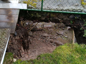 Část historické hradební zdi se sesunula v důsledku silného deště ve Stříbře na Tachovsku. A není to poprvé