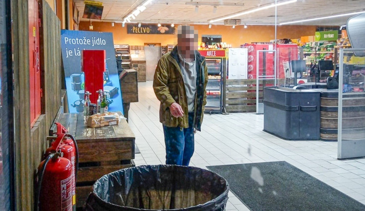 Uvnitř uzamčeného supermarketu stál ve tři ráno u pokladny zákazník s nákupem a dožadoval se placení