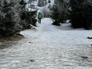 Silně zledovatělé turistické trasy na Šumavě představují velké nebezpečí. Bez speciálního vybavení nejsou schůdné