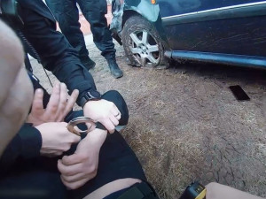 VIDEO: Zdrogovaný řidič se pokoušel ujet policistům, během své zběsilé jízdy naboural několik aut