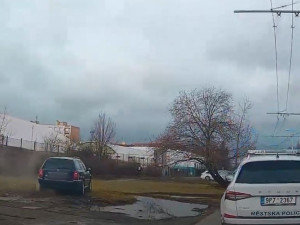 VIDEO: Zdrogovaný řidič se pokoušel ujet policistům, během své zběsilé jízdy naboural několik aut