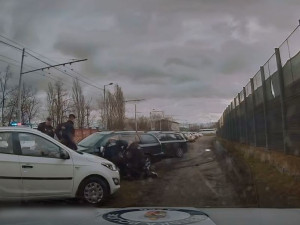 VIDEO: Zdrogovaný řidič se pokoušel ujet policistům, během své zběsilé jízdy naboural několik aut