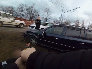 VIDEO: Zdrogovaný řidič se pokoušel ujet policistům, během své zběsilé jízdy naboural několik aut