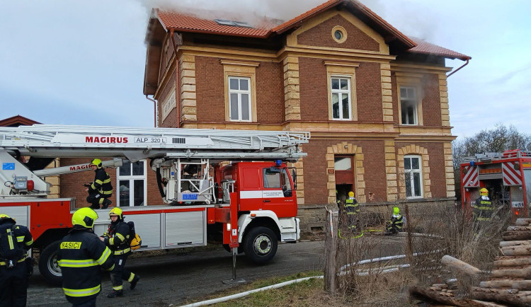 Na nádražní budově způsobil požár škodu za 1,5 milionu korun. Hasiči absolvovali velmi obtížný zásah