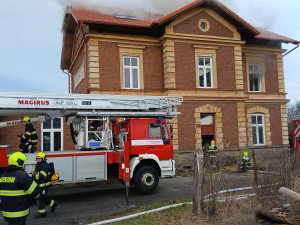 Na nádražní budově způsobil požár škodu za 1,5 milionu korun. Hasiči absolvovali velmi obtížný zásah