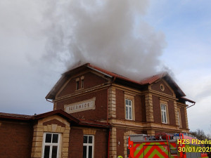 Na nádražní budově způsobil požár škodu za 1,5 milionu korun. Hasiči absolvovali velmi obtížný zásah