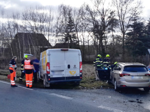 Střet osobáku s vlakem na železničním přejezdu a srážka auta s vozidlem pošty. Hasiči měli při pátku napilno