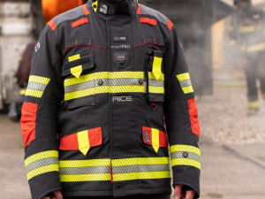 Chytrý oblek ochrání hasiče před opařením vlastním potem, vyvinuli ho vědci z plzeňské univerzity