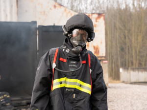 Chytrý oblek ochrání hasiče před opařením vlastním potem, vyvinuli ho vědci z plzeňské univerzity