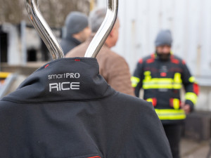 Chytrý oblek ochrání hasiče před opařením vlastním potem, vyvinuli ho vědci z plzeňské univerzity