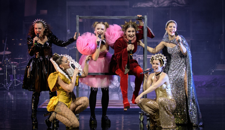 Eva Staškovičová, Felicita Victoria Prokešová, Natálie Dvořáková, Vendula Příhodová, Kateřina Chrenková, Ivana Korolová