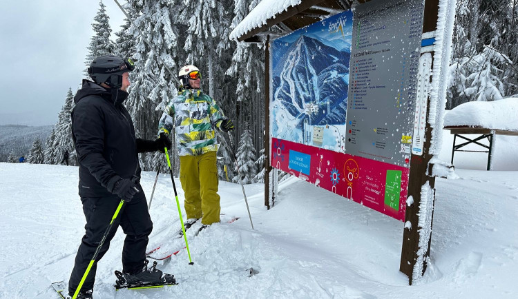 Ještě před pár lety kupovali lidé lyžařské vybavení v bazarech, teď dávají přednost půjčovnám