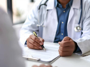 Lékař (72) odsouzený za zavinění smrti malého chlapce bude znovu ordinovat. Maminky se netají svými obavami