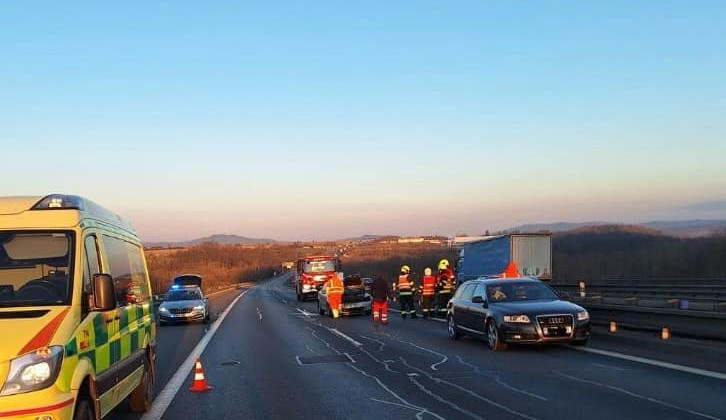 Provoz na dálnici D5 ochromila nehoda čtyř aut, provoz stál bezmála dvě hodiny