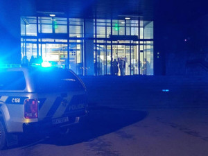 Vykřikovali Alláh Akbar a napodobovali střelbu, dvojici studentů čeká soud