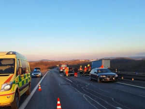 Provoz na dálnici D5 ochromila nehoda čtyř aut, provoz stál bezmála dvě hodiny