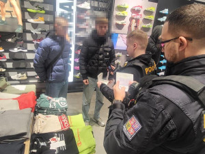 Cizinecká policie v akci v nákupním centru