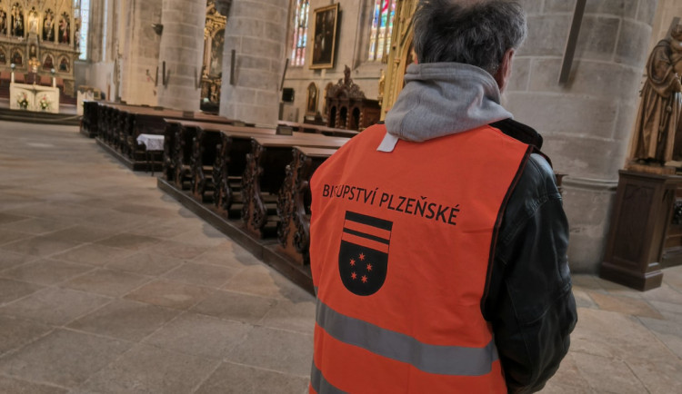 ANKETA: líbí se vám nápad, že bezdomovci hlídají katedrálu a pomáhají s úklidy při kulturních akcích?