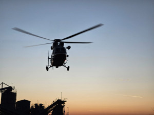 Převrácená sklápěčka uvěznila těžce zraněného řidiče, v lomu přistával záchranářský vrtulník